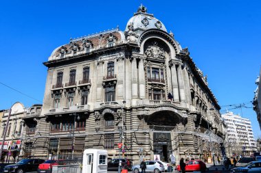 Bükreş, Romanya - 5 Haziran 2021: Güneşli bir yaz gününde tarihi merkezdeki eski binalar