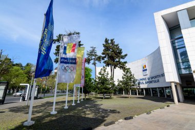 Bükreş, Romanya, 30 Nisan 2021: Güneşli bir bahar gününde Romanya Olimpiyat Komitesi (Comitetul Olimpiç Roman) ve Spor Müzesi 'nin (Muzeul Sportului) ana binası