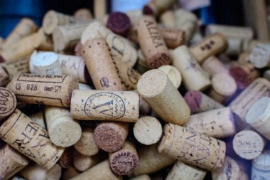 Bükreş, Romanya, 27 Mart 2021: Çeşitli şarap mantarlarından bir kase dolusu kullanılmış şarap