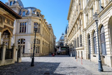 Bükreş, Romanya - 5 Haziran 2021: Güneşli bir yaz gününde tarihi merkezdeki eski binalar