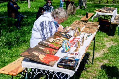 Bükreş, Romanya - 25 Nisan 2021: Geleneksel Rumen eli, Dimitrie Gusti Ulusal Köy Müzesi 'nin arka tarafındaki Herastrau Park' ta düzenlenen el yapımı festivalde satılık dekoratif ürünler sergiledi