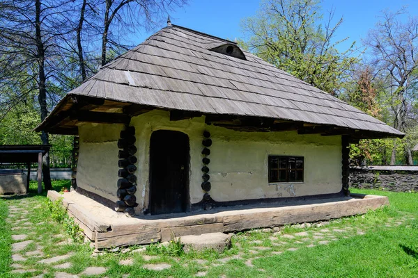 Bucareste Romênia Abril 2021 Antiga Casa Romena Tradicional Cercada Por — Fotografia de Stock