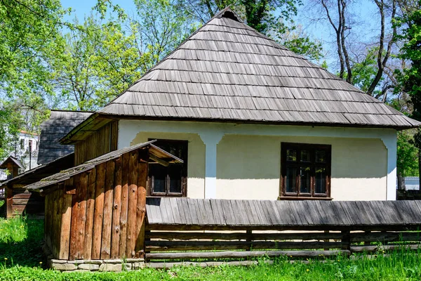 Bucareste Romênia Abril 2021 Antiga Casa Romena Tradicional Cercada Por — Fotografia de Stock