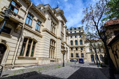 Bükreş, Romanya - 6 Mayıs 2021: Güneşli bir bahar gününde tarihi merkezde (Centrul Vechi) yer alan Fransız Caddesi 'nde (Strada Franceza) barları ve restoranları olan eski binalar