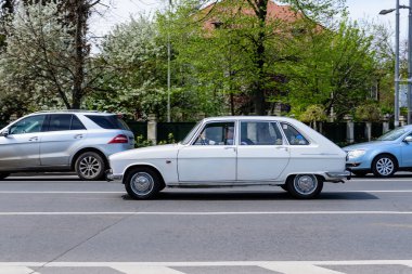 Bükreş, Romanya, 24 Nisan 2021 Eski beyaz Fransız Renault 16 TL Klasik araba güneşli bir bahar gününde bir sokağa park edildi