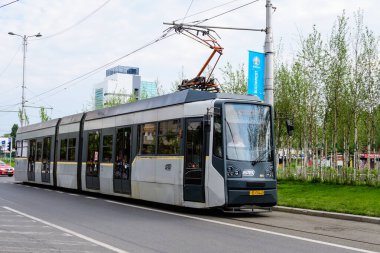 Bükreş, Romanya - 6 Haziran 2021: Güneşli bir yaz gününde Piata Muncii 'de (Muncii Meydanı) eski koyu gri elektrikli tramvay