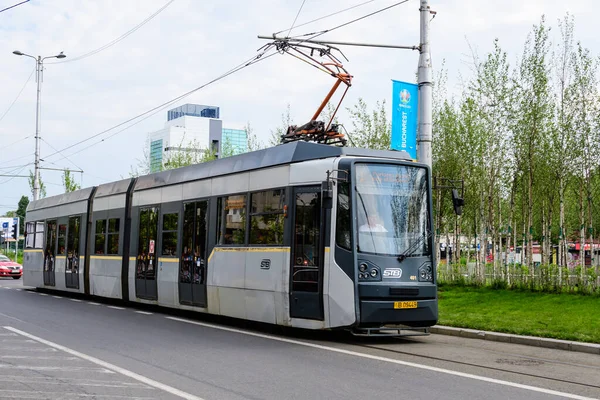 Bükreş, Romanya - 6 Haziran 2021: Güneşli bir yaz gününde Piata Muncii 'de (Muncii Meydanı) eski koyu gri elektrikli tramvay