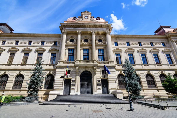 Bükreş, Romanya, 6 Mayıs 2021: Romanya Ulusal Bankası 'nın (Banca Nationala a Romaniei) Lipscani Caddesi' ndeki (Strada Lipscani) ana tarihi binası ve genel merkezi güneşli bir bahar günü