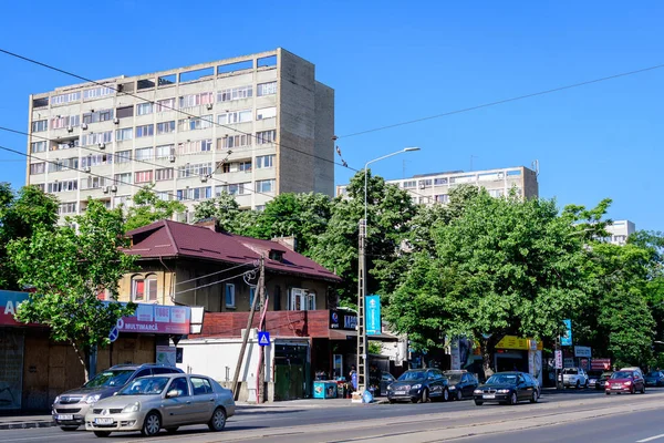 2021年6月5日 阳光明媚的夏日 罗马尼亚布加勒斯特 靠近皮亚塔 蒙西广场 的巴拉巴雷大道 Bulevardul Basarabia 的旧公寓群 — 图库照片