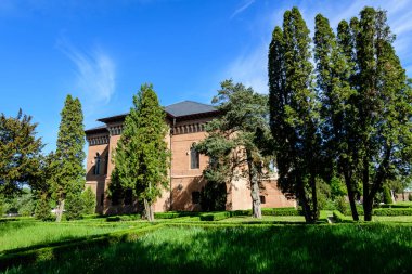 Romanya 'nın Bükreş kentine yakın bir bahar günü, göl ve park yakınlarındaki Mogosoaia Sarayı' nda (Palatul Mogosoaia) eski bir tarihi eser.