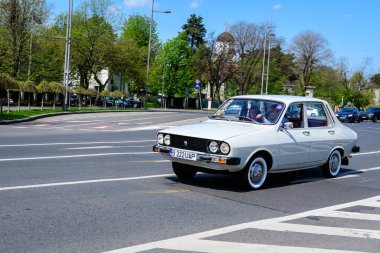 Bükreş, Romanya, 24 Nisan 2021 Eski beyaz Romen Dacia 1310 Klasik araba güneşli bir bahar gününde sokakta trafikte