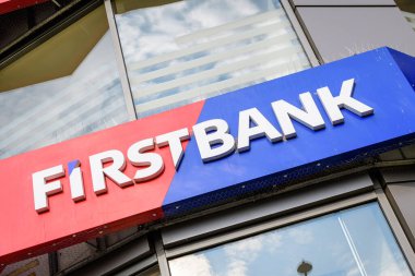 Bükreş, Romanya - 6 Haziran 2021: Şehir merkezindeki bir First Bank şubesinin girişinde büyük bir logo