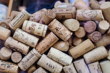 Bükreş, Romanya, 27 Mart 2021: Çeşitli şarap mantarlarından bir kase dolusu kullanılmış şarap