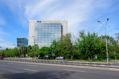Bükreş, Romanya - 15 Mayıs 2021: Dünya Ticaret Merkezi 'nin ana modern binası - Pullman Hotel