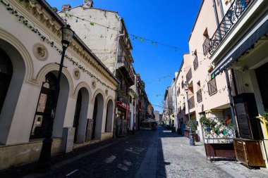 Bükreş, Romanya - 27 Mart 2021: Güneşli bir bahar gününde tarihi merkezdeki eski binalar