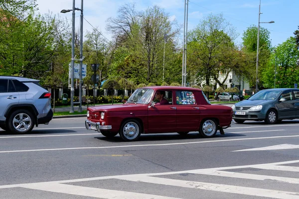 Bucarest Roumanie Avril 2021 Ancienne Voiture Roumaine Rétro Rouge Foncé — Photo