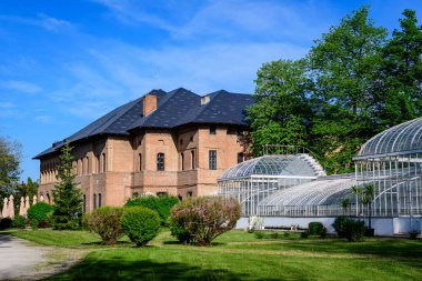 Romanya 'nın Bükreş kentine yakın güneşli bir bahar gününde, göl ve park yakınlarındaki Mogosoaia Sarayı' nda (Palatul Mogosoaia) bir seranın eski tarihi gelişimi