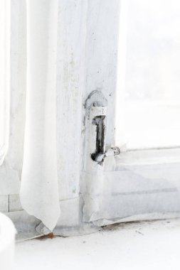 Paslı metal çitlerin kapısının kilidini kapatın. Eski kahverengi ahşap kapı