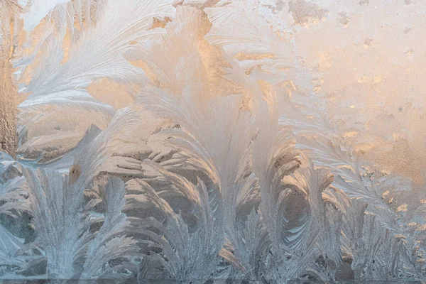 Bir pencerenin üzerinde beyaz kış ayazı arkaplanı