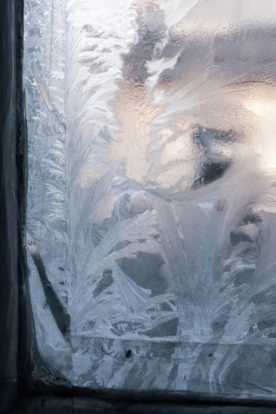 Bir pencerenin üzerinde beyaz kış ayazı arkaplanı