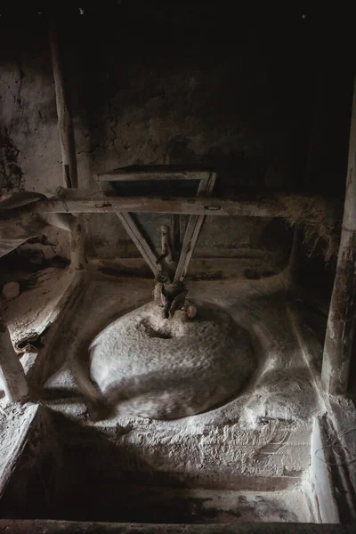 antik otantik taş ve ahşap değirmeni