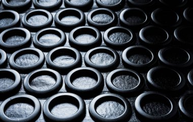 Siyah sırtüstü boyanmış perdeler için siyah plasic halkalar.