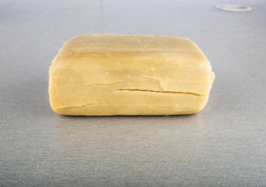 Modası geçmiş tek bir kalıp sabun. Beyaz arkaplanda izole.