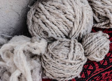 Renkli iplik yumakları. Çok renkli yün iplik.