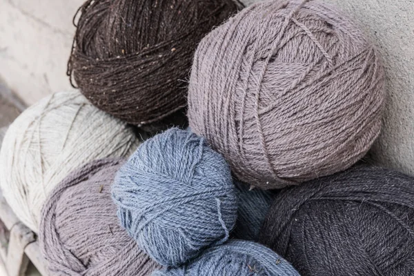 Renkli iplik yumakları. Çok renkli yün iplik.