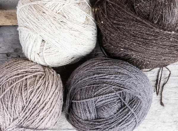 Renkli iplik yumakları. Çok renkli yün iplik.