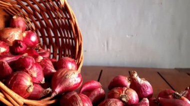 Masadaki sepetteki arpacık soğanları