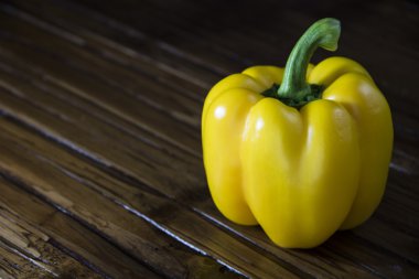 Tek sarı dolmalık biber