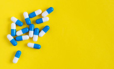 Kapsül şeklinde haplar. Üst görünüm, alanı kopyala.