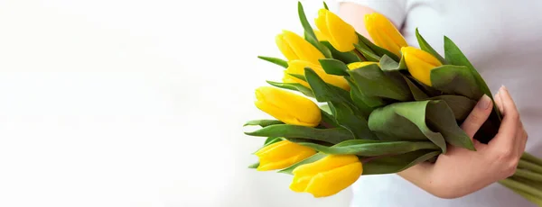 Pigen Holder Buket Gule Tulipaner Begrebet Blomst Levering Service Spring Stock-billede