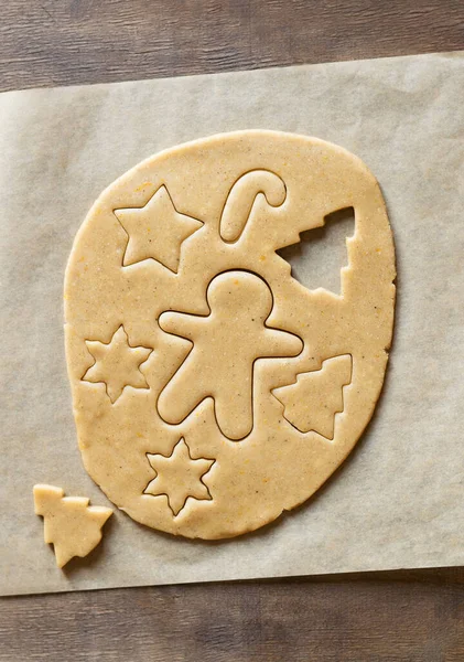 用面团做生姜饼干 用星星 圣诞树 小男人 糖果等特殊形状切圣诞饼干 从上面看 — 图库照片