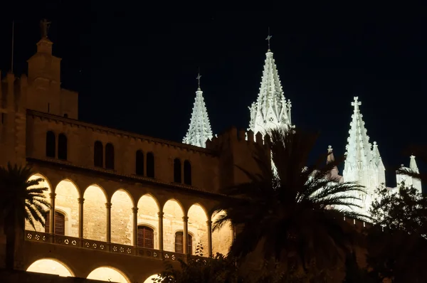 Palácio e Catedral Real Almudaina em Palma de Maiorca, Balear — Fotografia de Stock