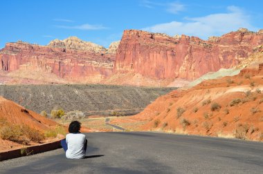 yol üzerinde oturan genç kız