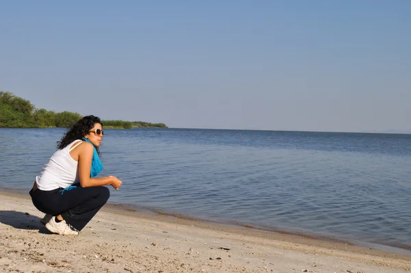 Mujer joven cerca del agua — Foto de Stock