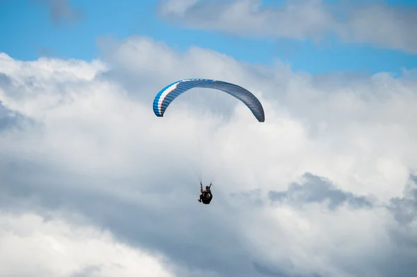 Gleitschirmfliegen — Stockfoto