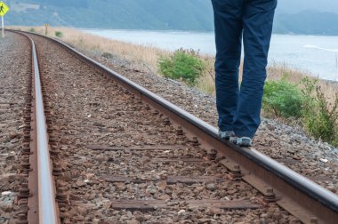 Tren raylarında yürüyorum.