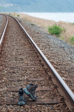 demiryolu hattı üzerinde yürüyüş botları