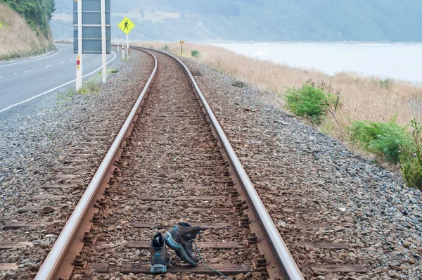 Botas de senderismo en la línea ferroviaria — Foto de Stock