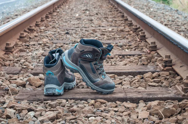 Scarponi da trekking sulla linea ferroviaria — Foto Stock