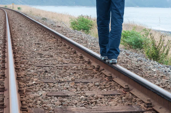 Tren raylarında yürüyorum.