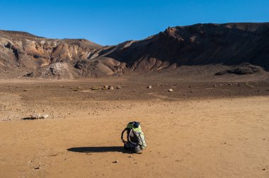 Uzun yürüyüşe çıkan kimse sırt çantası