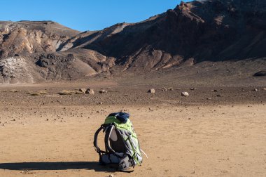 Uzun yürüyüşe çıkan kimse sırt çantası