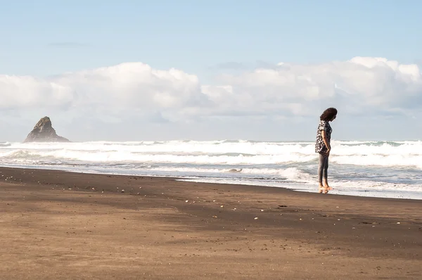 Kobieta w Karekare Beach — Zdjęcie stockowe