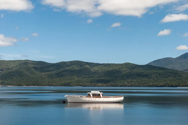 Escena tranquilidad de un barco en un lago — Foto de Stock