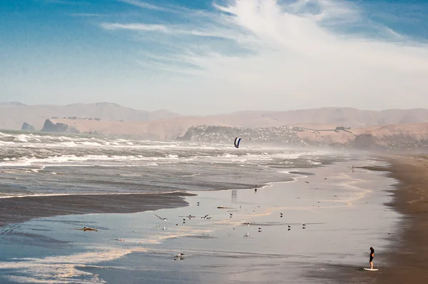 Lone Surfer on Beach — Stock Photo, Image