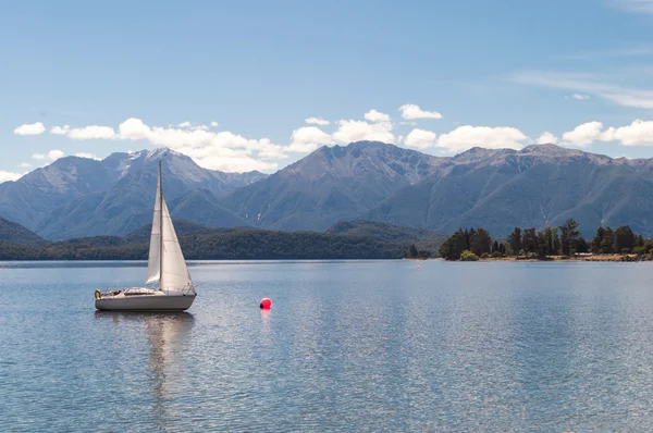 Beschauliche Szene eines Segelbootes auf einem See — Stockfoto